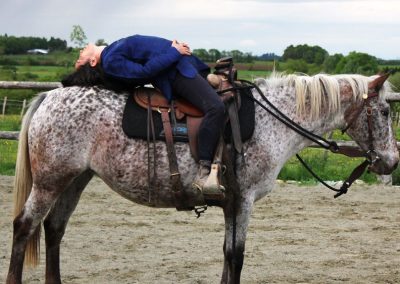 Posture sur cheval immobile avec tapis sanglé, respiration avec ouverture thoracique.